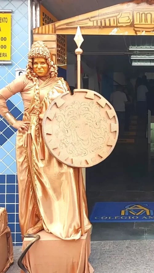 estatua viva dourada Atena